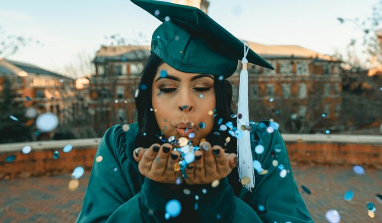 Étudiants réussissant leur entrée dans l'enseignement supérieur via Parcoursup 2026