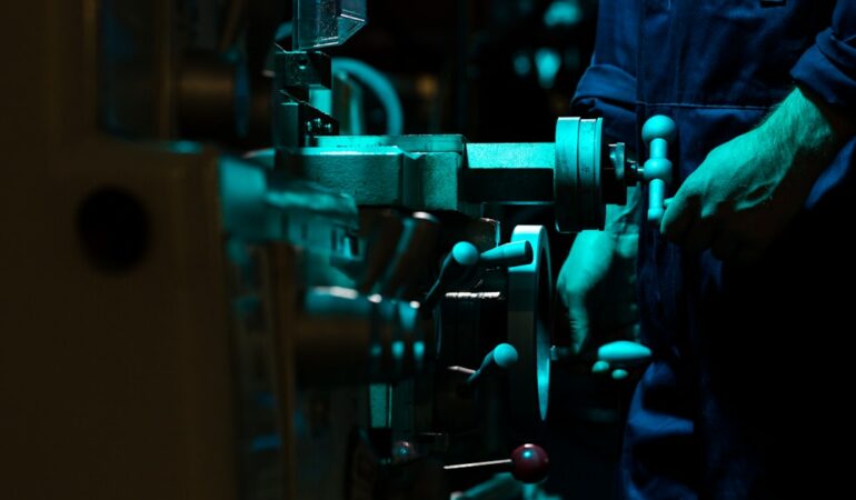 Formation en alternance pour jeunes femmes en technicienne de maintenance