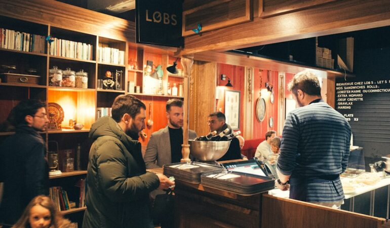 Jeunes discutant du job étudiant idéal à Lyon