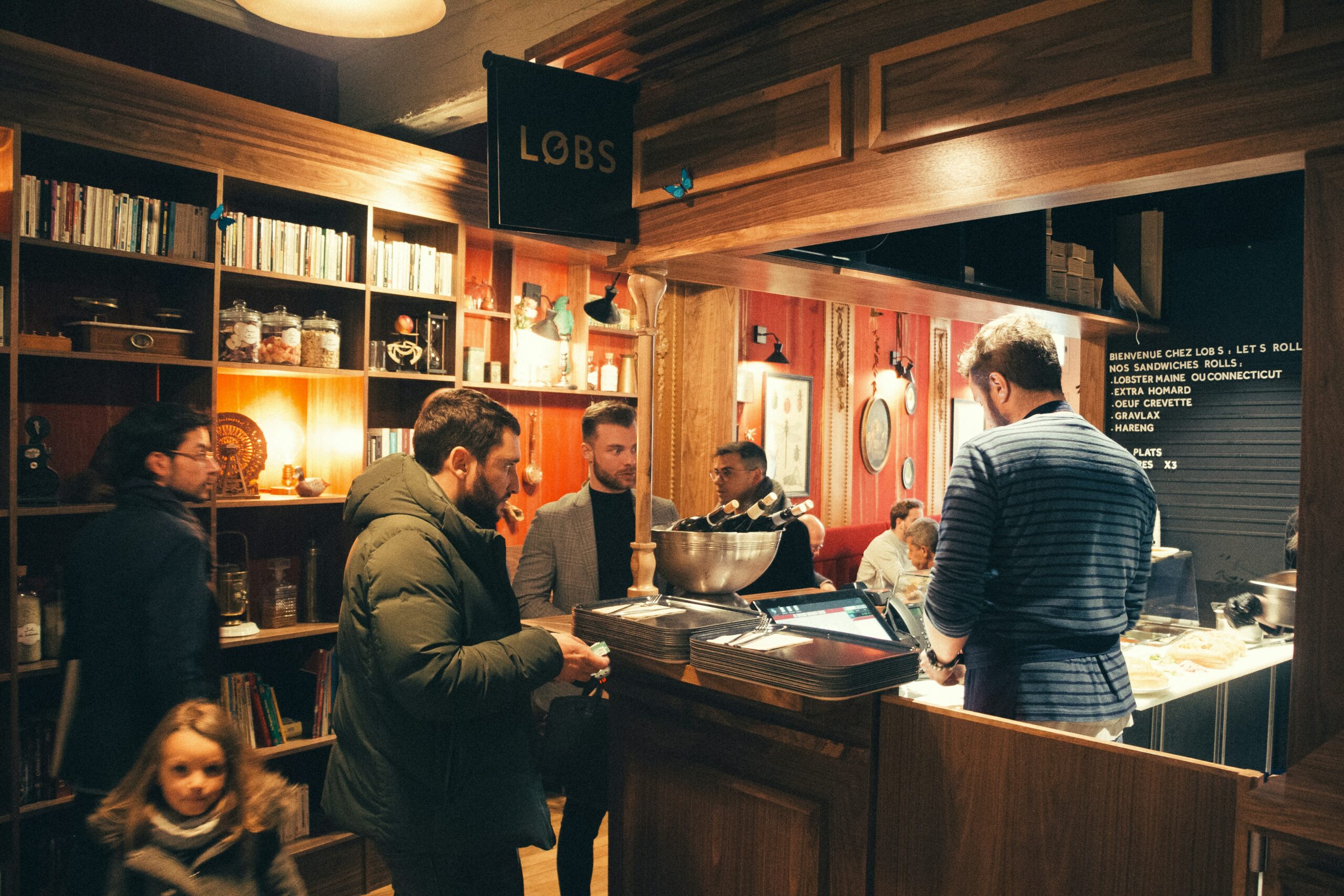 Jeunes discutant du job étudiant idéal à Lyon