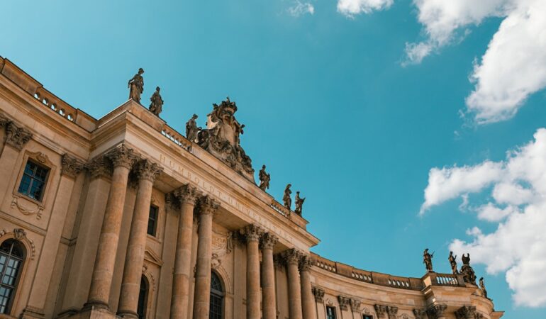 Études à l'étranger : alternatives à Parcoursup pour les étudiants français